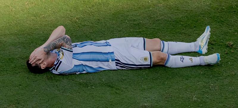 Argentina, un equipo atado con alambre que se desinfló con cada épica