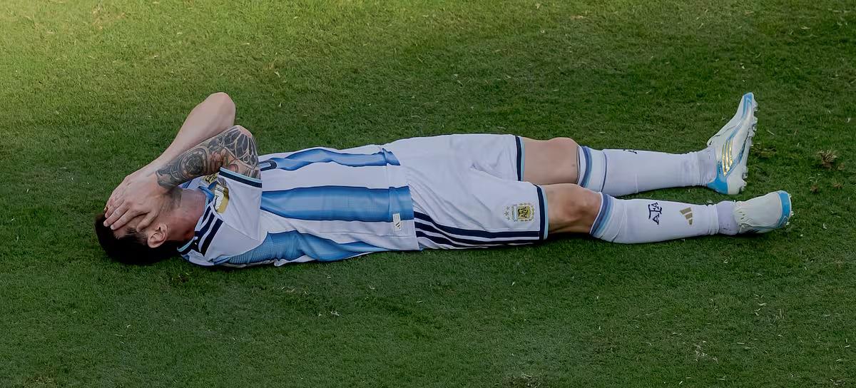 Imagen de la nota: Argentina, un equipo atado con alambre que se desinfló con cada épica